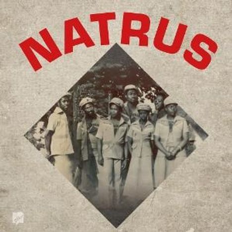 Der Text "NATRUS" ist rot. Darunter ist ein altes Foto von sechs Personen in Uniformen, in einem rautenförmigen Ausschnitt.