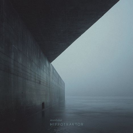 Texte: "Annihilist", "HIPPO TRAKTOR". Szene: Nebliges Wasser, Wände und ein großes, dunkles Dach. Minimalistisch und düster.