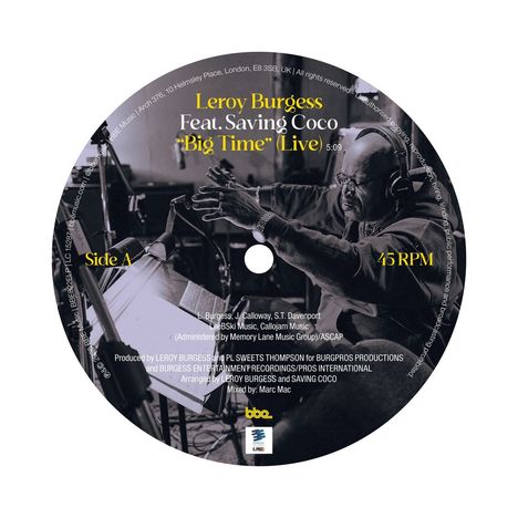 Leroy Burgess Feat. Saving Coco, "Big Time" (Live), 5:09. Side A, 45 RPM. Ein Musiker dirigiert im Studio mit Mikrofon.