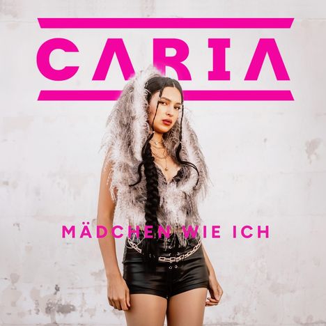 Text: "CARIA" und "MÄDCHEN WIE ICH" in pink. Frau mit langem geflochtenem Haar in stylischer Kleidung vor hellem Hintergrund.