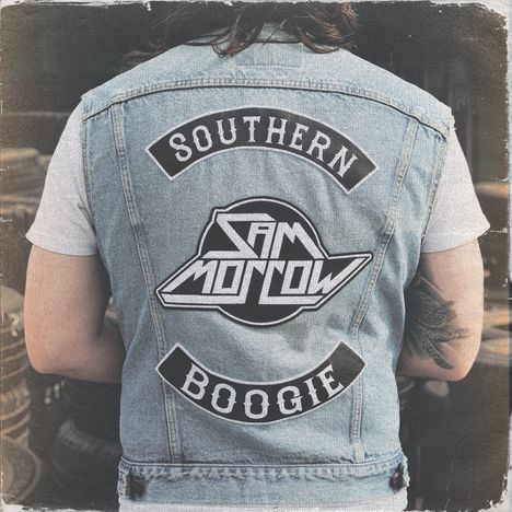"Southern Boogie" und "Sam Morrow" auf einer Jeansweste. Eine Person mit langen Haaren trägt sie.