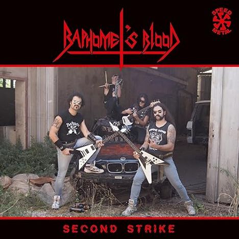 "Second Strike" und "Baphomet's Blood" in roter Schrift. Mehrere Personen posieren mit Gitarren vor einem alten Auto.