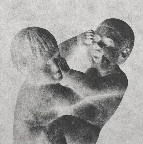 Ein monochromes, grobkörniges Bild zeigt zwei Kinder, die sich umarmen. Das Bild hat einen strukturierten, alten Stil.