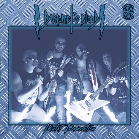 „Baphomet’s Blood“, „Speed Metal“, „Metal Damnation“. Vier Rockmusiker mit Gitarren und Flaschen vor einem Metall-Hintergrund.