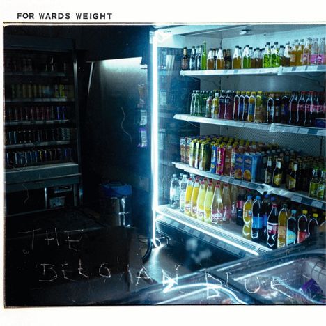 Text: "FOR WARDS WEIGHT", "THE BELGIAN BLUE". Ein gekühltes Getränke-Regal mit beleuchteten Flaschen in einem Geschäft.
