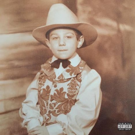 "Parental Advisory Explicit Content" Hinweis unten rechts; ein Junge im Cowboy-Kostüm mit Hut und gemusterter Weste.