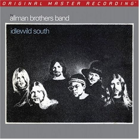 „the allman brothers band“ und „idlewild south“ stehen oben links. Das Bild zeigt sechs Männer in Schwarz-Weiß.