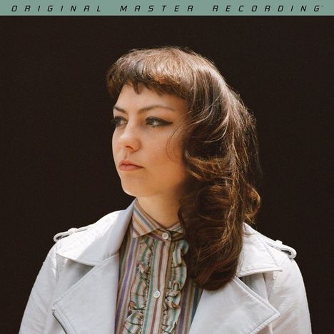 „ORIGINAL MASTER RECORDING“ steht über einem Porträt einer Person mit gestreifter Bluse und Jacke.