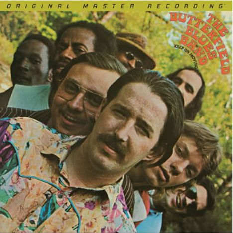 "THE BUTTERFIELD BLUES BAND" in gelber und roter Schrift. Im Vordergrund Köpfe mehrerer Männer in einer Gruppe.