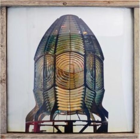 Raketenförmige Linse in Holzrahmen. Sie wirkt technisch und strukturiert.