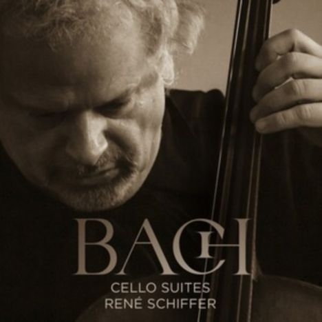 "BACH CELLO SUITES RENÉ SCHIFFER" steht im Vordergrund. Ein Mann spielt nachdenklich Cello. Sepia-Farbton.