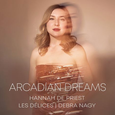 "ARCADIAN DREAMS, HANNAH DE PRIEST, LES DÉLICES | DEBRA NAGY." Frau in glitzerndem Kleid mit verschwommenem Effekt im Hintergrund.