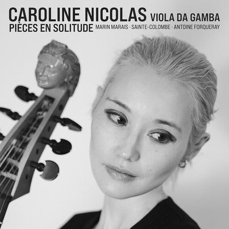 "CAROLINE NICOLAS VIOLA DA GAMBA PIÈCES EN SOLITUDE" oben, Frau mit heller Haut, blickt zur Seite, hält ein Streichinstrument.