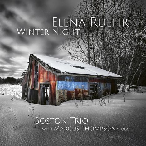 "Elena Ruehr Winter Night, Boston Trio with Marcus Thompson Viola." Alte Hütte im Schnee, kahle Bäume im Hintergrund.