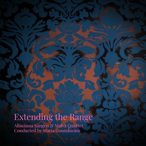 „Extending the Range. Allmänna Sängen & Malva Quartet. Conducted by Maria Goundorina“. Blaues Ornament auf braunem Grund.