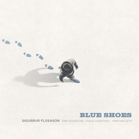 "Blue Shoes", Sigurdur Flosason, Erik Söderlind, Kjeld Lauritsen, Kristian Leth. Mann mit Hut, blaue Schuhabdrücke.
