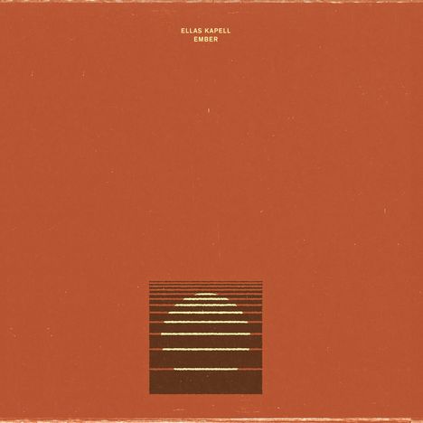 Text oben: "ELLAS KAPELL EMBER". Unten eine abstrakte Darstellung einer untergehenden Sonne in Streifen. Braun-orange Töne.