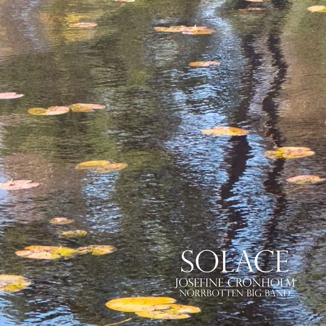 "Solace, Josefine Cronholm, Norrbotten Big Band." Seerosen auf einem ruhig reflektierenden Wasser.