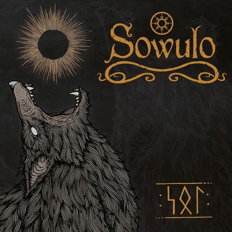 "Sowulo" in gelber Schrift über einer heulenden Wolf-Illustration unter einer stilisierten Sonne. Unten ein Symbol.