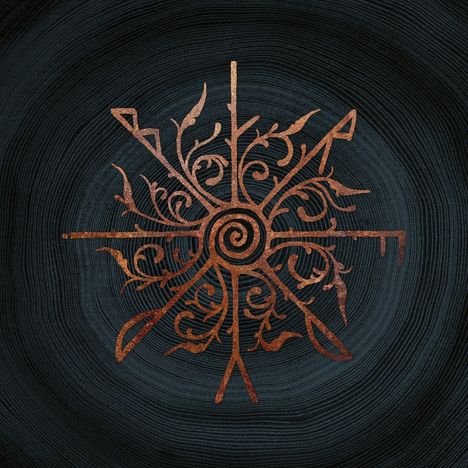 Kein Text erkennbar. In der Mitte ein bronzefarbenes, abstraktes Symbol mit Spiralen und Pflanzenmotiven auf dunklem Grund.