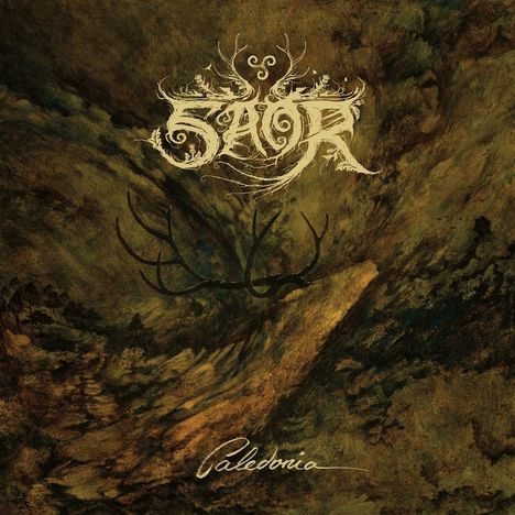 Text: „Saor“, „Caledonia“. Illustration eines Hirschgeweihs in einer düsteren, erdigen Landschaft.