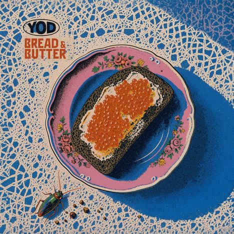Texte: "YOD BREAD & BUTTER".  
Illustration: Ein Teller mit Brot, Butter und Kaviar auf einem Spitzendeckchen; eine Kakerlake daneben.