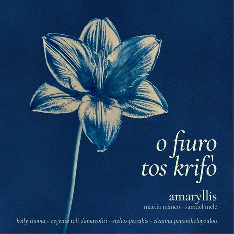 Text: "o fiuro tos krifo', amaryllis, mattia manco - samuel mele". Darunter ist eine stilisierte blaue Blume abgebildet.