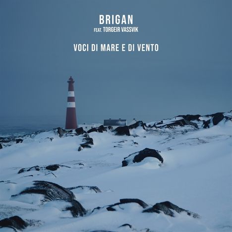 Text: BRIGAN feat. Torgeir Vassvik, VOCI DI MARE E DI VENTO. Landschaft mit Schnee, Felsen und einem rot-weißen Leuchtturm.