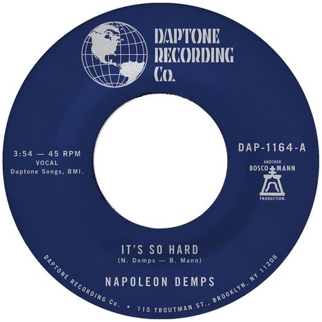 Label einer Schallplatte: "Daptone Recording Co.", "IT'S SO HARD", "NAPOLEON DEMPS", "3:54 — 45 RPM", Produktion-Logo.