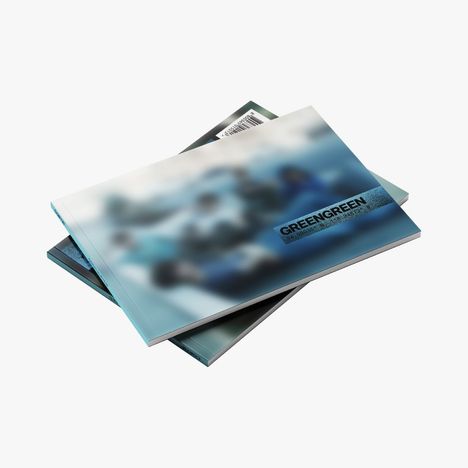 Zwei übereinander liegende Bücher mit unscharfem Bild auf dem Cover, Text "GREENGREEN" darunter.