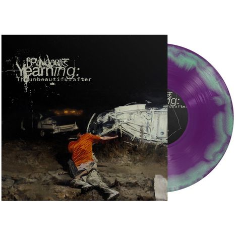 „Beware of Safety: The Unbeautiful After“. Eine düstere Szene mit einem Mann vor einem umgestürzten Auto. Lila Vinyl.