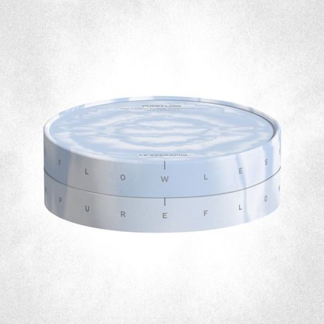 Text: "PUREFLOW", "FLOW", "LE SSERAFIM". Die Illustration zeigt eine runde, pastellblaue Dose mit wolkenartigem Muster.