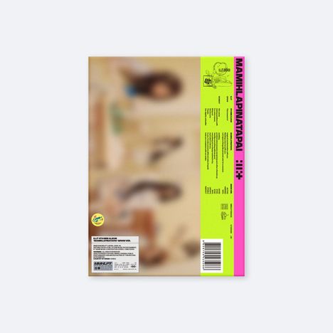 Rechts gelber Streifen mit "MAMIHAPINATAPAI ::I:+" in großem Text. Hintergrund unscharf mit mehreren Personen.