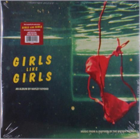 "GIRLS LIKE GIRLS. AN ALBUM BY HAYLEY KIYOKO." Roter Bikini in grünlichem Wasser schwebend.