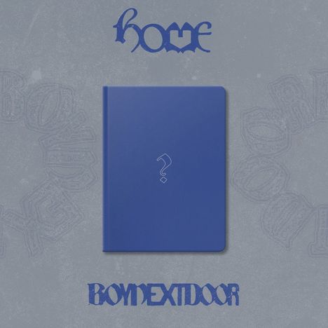 Oben steht "home", unten "BOYNEXTDOOR". Ein blaues Buch mit einem Fragezeichen in der Mitte. Grauer Hintergrund.