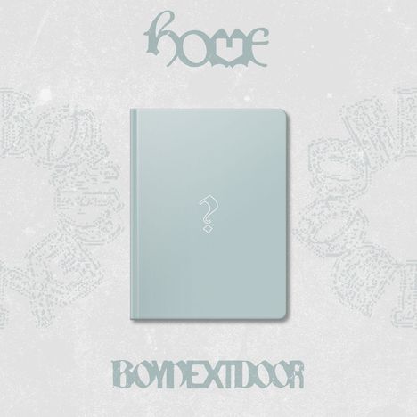 Text: "home", "BOYNEXTDOOR". Ein hellblaues Buch mit einem Fragezeichen in der Mitte. Hintergrund in hellem Muster.