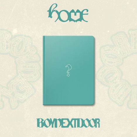 Text: "home", "BOYNEXTDOOR". Ein türkisfarbenes Notizbuch mit einem Fragezeichen darauf, alles auf beigem Hintergrund.