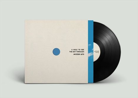 Text: "A HOLE TO SEE THE SKY THROUGH MYSTERY JETS." Schallplatte mit blauem Rand, Himmelsmotiv sichtbar.