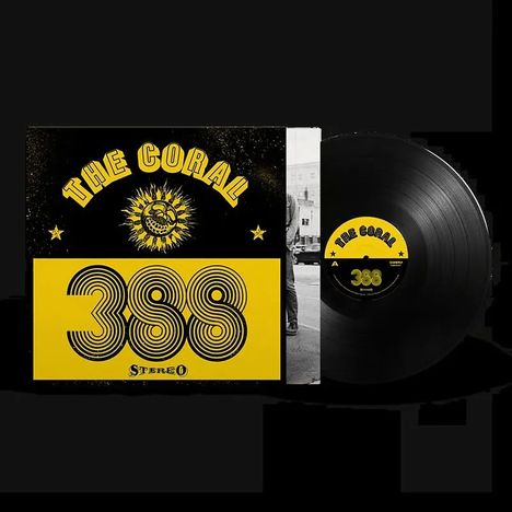 "The Coral 388 Stereo" in Gelb auf schwarzem Hintergrund, begleitet von einer Schallplatte und Sonne als Illustration.