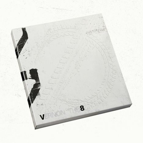 Text: "VERNON 8". Abstrakte weiße Fläche mit Reifenspuren und schwarzen, diagonalen Streifen auf der linken Seite.