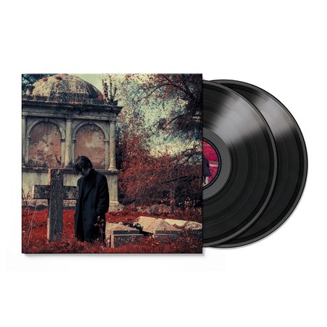 Drei schwarze Vinyl-Schallplatten. Illustration: Person in schwarzem Mantel vor einem Kreuz und altem Gebäude, herbstliche Farben.