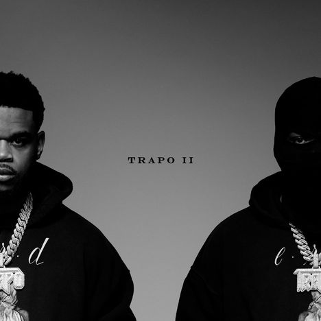 In der Mitte „TRAPO II“. Zwei Männer in schwarzen Hoodies, einer trägt eine Kette, der andere eine Maske.