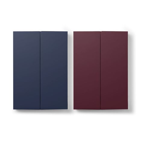 Zwei nebeneinander stehende, schlichte Schränke; links in Dunkelblau, rechts in Dunkelrot. Minimalistisches Design.