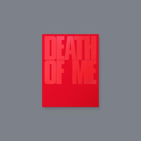 „DEATH OF ME“ in großen roten Buchstaben auf hellrotem Hintergrund. Minimalistisches Design auf grauem Hintergrund.