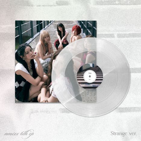 "nmixx 6th ep", "Strange ver." Gruppenfoto von sechs Frauen; transparente Schallplatte über dem Bild.
