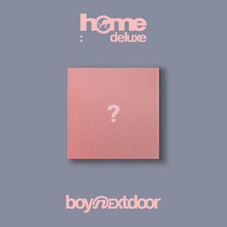 Text: „home deluxe“, „boy next door“. Ein rosafarbenes Quadrat mit Fragezeichen auf grauem Hintergrund.