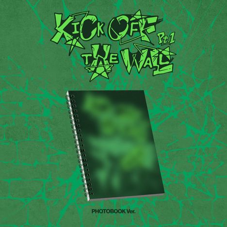 Text: "Kick Off Pt.1 The Wall", "PHOTOBOOK Ver." Ein Notizbuch vor grünem grafischem Hintergrund mit Sternmotiven.