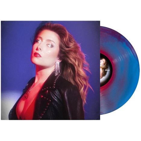 Text: "SIDE A". Frau mit wallendem Haar, Lederjacke und glitzernden Ohrringen; bunte Vinylplatte daneben.