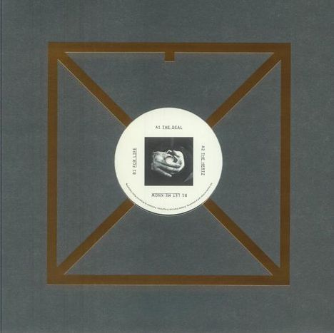 Text: "A1: The Deal, A2: The Healer." In der Mitte ist eine schwarz-weiße Fotografie einer Hand in runder Form.