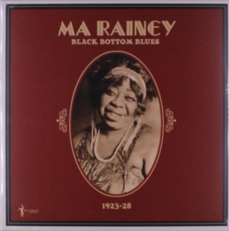 "MA RAINEY BLACK BOTTOM BLUES 1923-28" oben und unten; sepia Porträtfoto einer lächelnden Frau im ovalen Rahmen.
